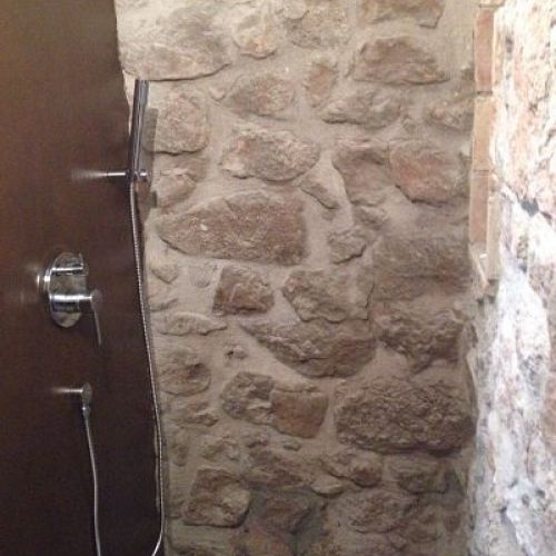 MICROCIMENT 3 / Restauració de pedra original i aplicació de microciment en paret de dutxa.