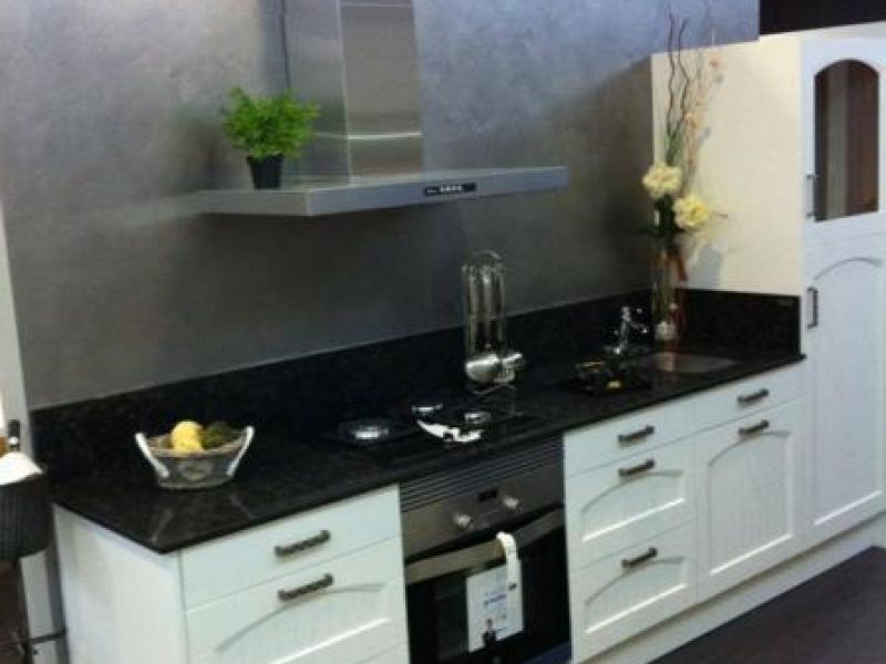 Reforma de cuina amb mobles clàssics de color blanc i enciamera negra