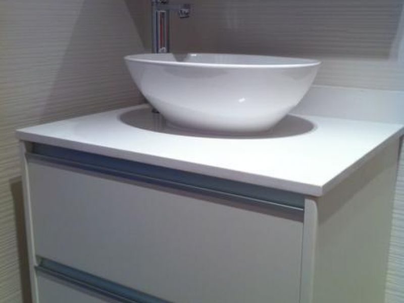 Moble blanc de bany amb lavabo exempt