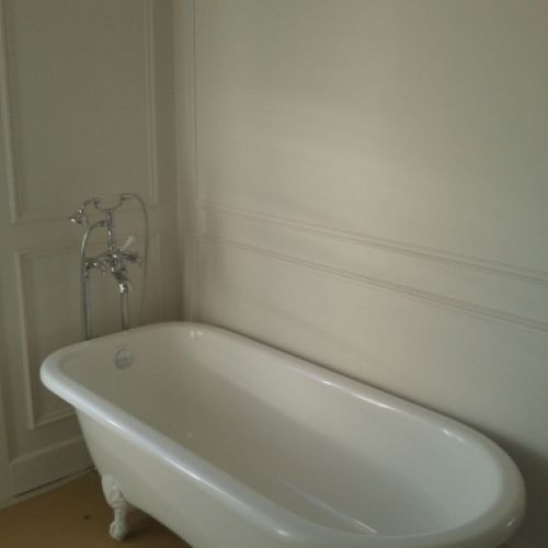 Banyera blanca exempta en bany reformat