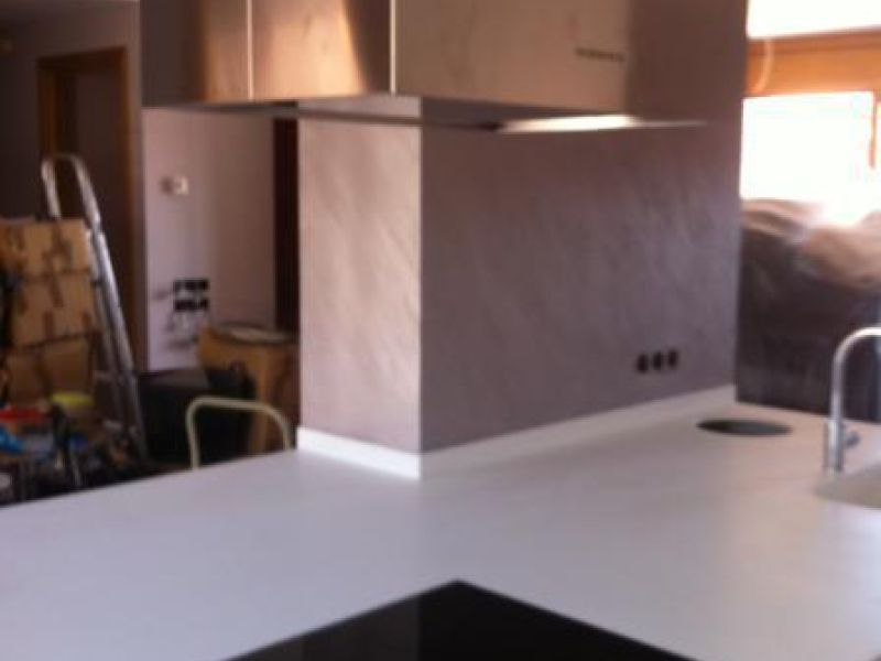 Taulell de cuina en blanc i campana al centre