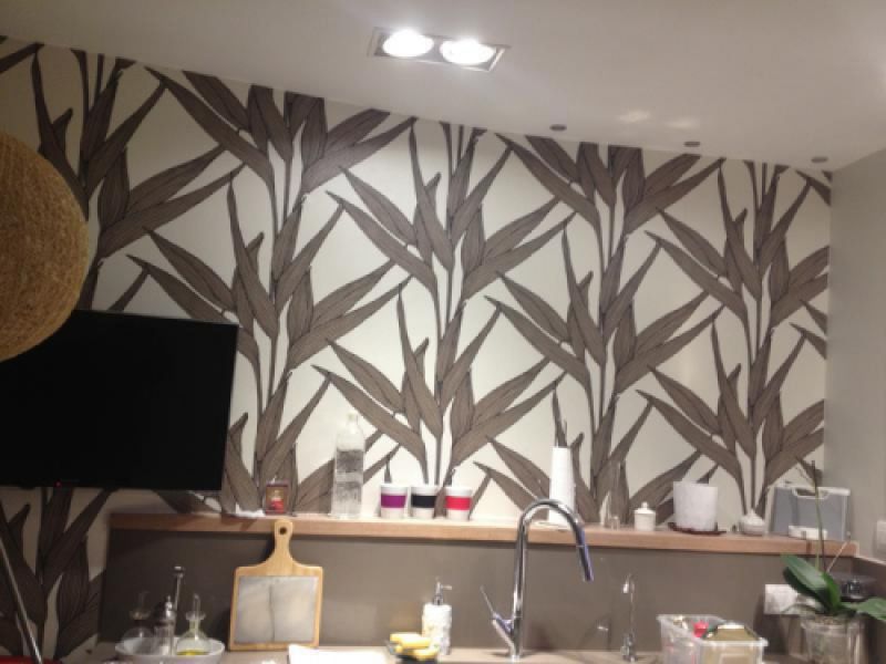 Cocina reformada con pared empapelada con temas vegetales