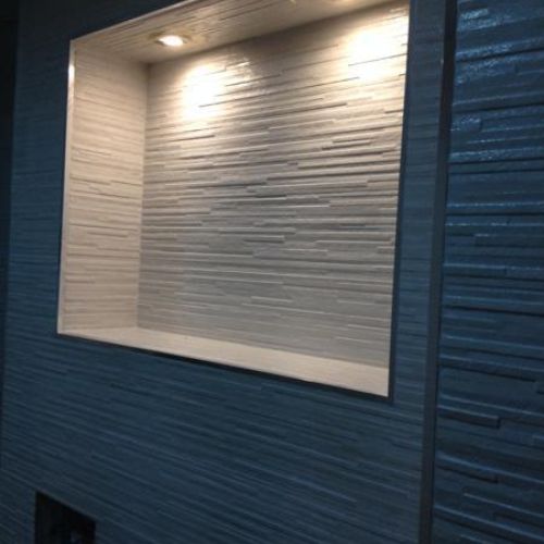 Baño con paredes de gres es forma laminada