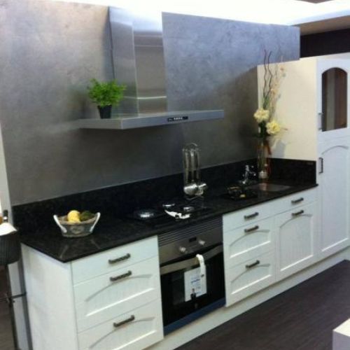 Reforma de cocina con muebles clásicos de color blanco y enciamera negra