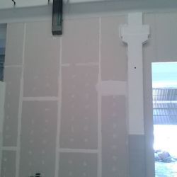 PLADUR 10 / Envà divisori de 5 mts, d'altura amb montant de 90 mm.