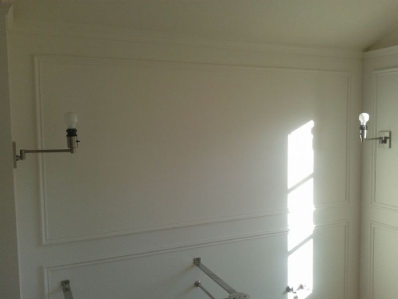 Bany amb parets blanques i escaiola