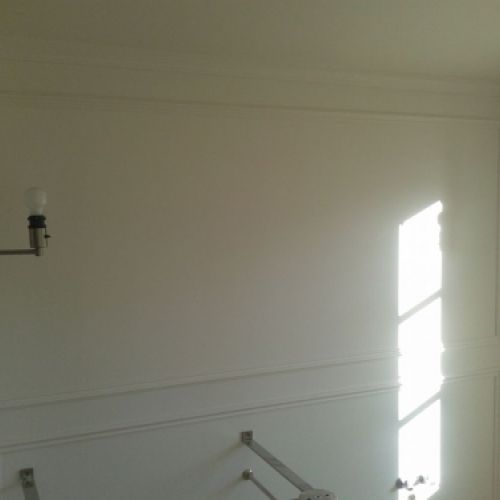 Baño con paredes blancas y escayola