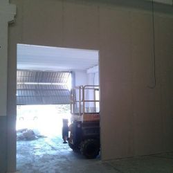 PLADUR 9 / Envà divisori de 5 mts. alçada amb montant de 90 mm.