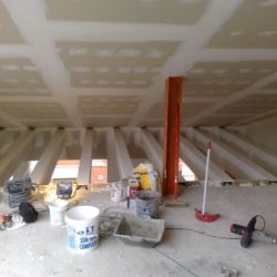 PLADUR 37 / Formació de calaixos de pladur per tapar vigues de formigó.