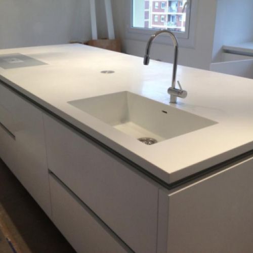 Detalle de cocina reformada con encimera en tono claro