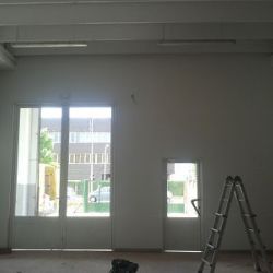 PLADUR 12 / Col.locació de dues portes d'alumini.