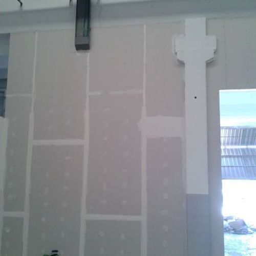 PLADUR 10 / Envà divisori de 5 mts, d'altura amb montant de 90 mm.