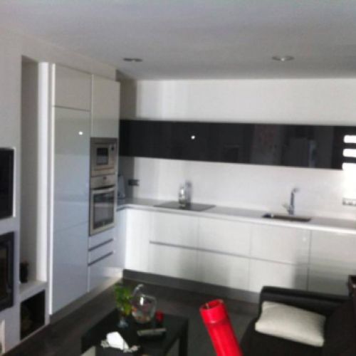 Reforma de cocina integrada en salón con muebles en color blanco