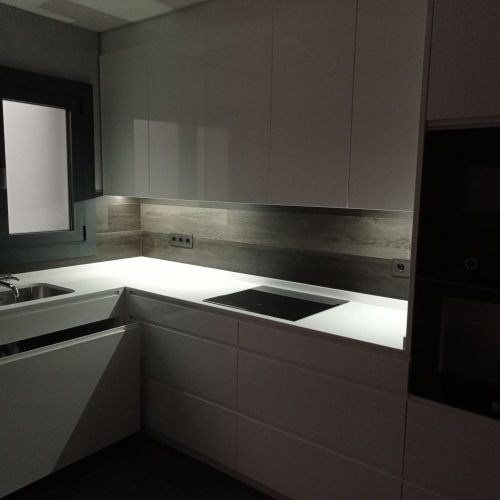 Cocina con muebles de color blanco