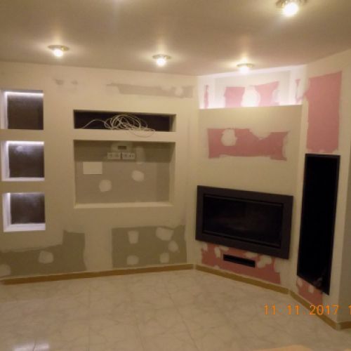 LLARS DE FOC 8 / Llar de foc amb llenyer, TV empotrada i llums led.