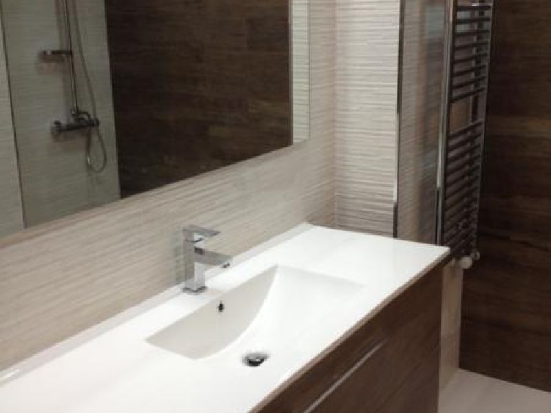 Lavabo rectangular gran a paret de gres laminat