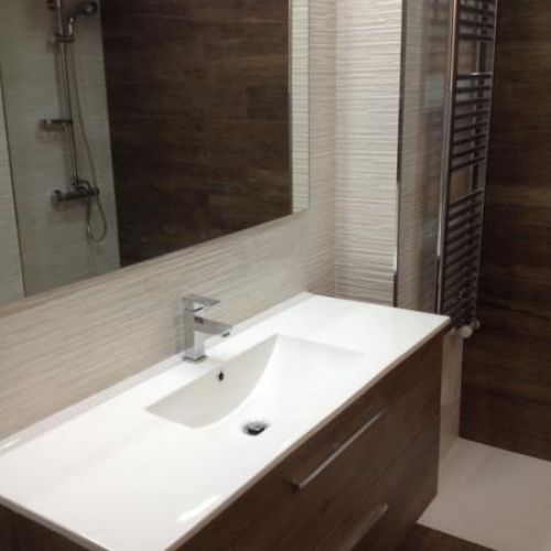 Lavabo rectangular grande en pared de gres laminado