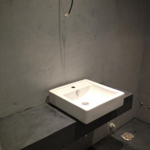 Baño con paredes de microcemento gris