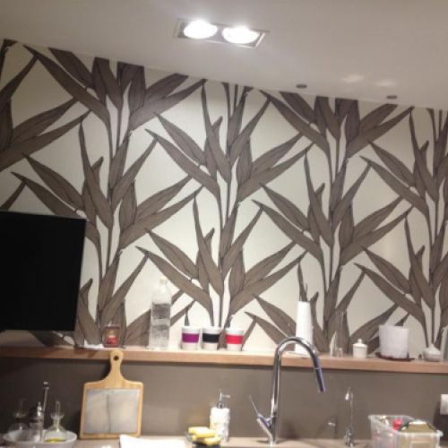 Cocina reformada con pared empapelada con temas vegetales