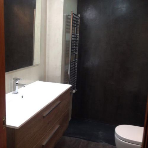 Reforma de baño con plato de ducha y  lavabo moderno blanco