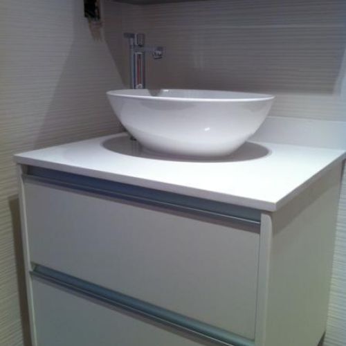 Mueble blanco de baño con lavabo exento