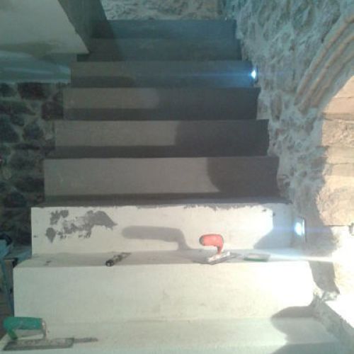 MICROCIMENT 1 / Aplicació de microciment en escala interior.