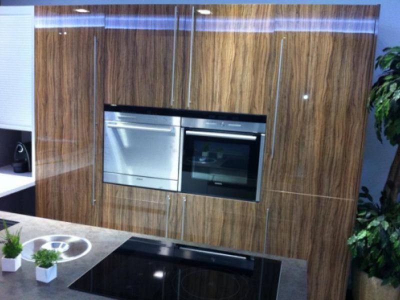 Reforma de cuina moderna amb portes de mobles de fusta i taulell gris clar