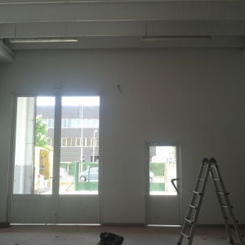 PLADUR 12 / Col.locació de dues portes d'alumini.