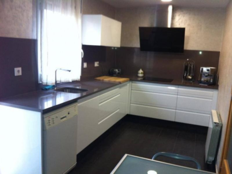 Reforma de cuina amb mobles llisos en blanc i taulell i frontal en negre