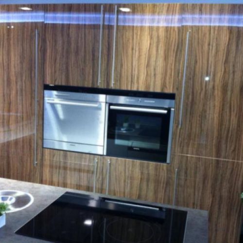 Reforma de cocina moderna con puertas de muebles en madera y encimera gris claro