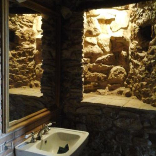 Baño con paredes de piedra