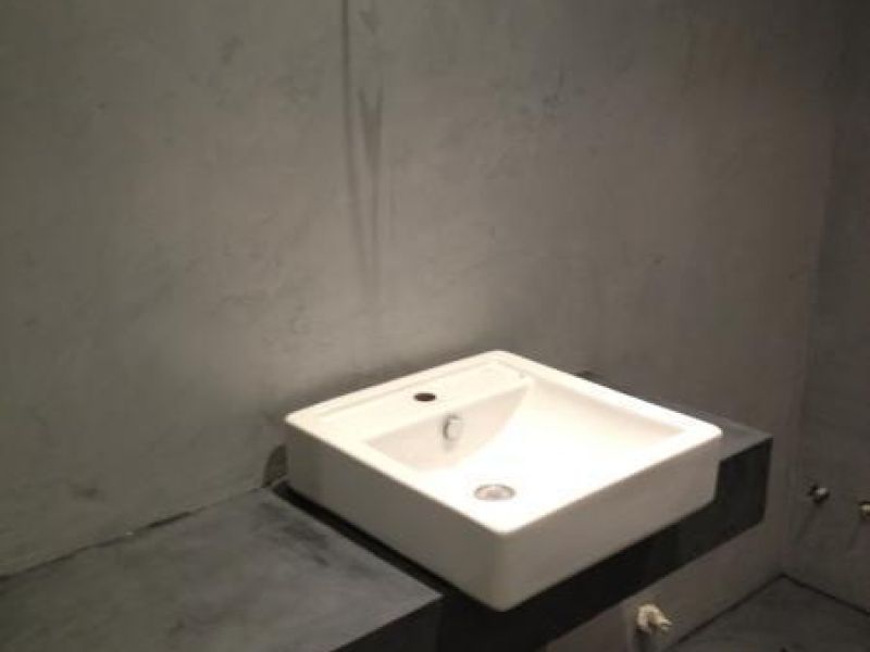 Bany amb parets de microciment gris