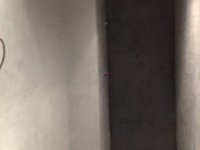 Bany amb plat de dutxa amb paret de microcment